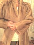 Sublime manteau de vison de couleur claire, fauve-beige, de chez Karoll Fourrures.