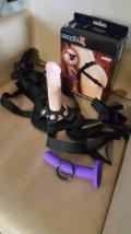 Gode ceinture et massage de la prostate par magnifique blonde