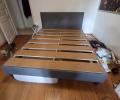 Lit IKEA (type TÄRNKULLEN) gris 160x200 avec tête de lit rembourrée Lit IKEA (type TÄRNKULLEN) gris 160x200 avec tête de lit rembourrée